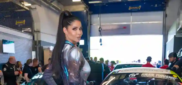 Micaela auf dem 24 h Rennen am Nürburgring für Jobotics